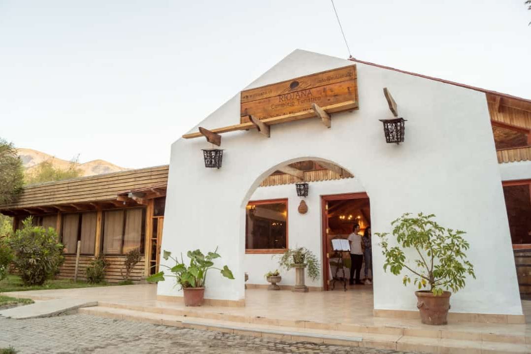 Fachada del complejo turístico Riojana