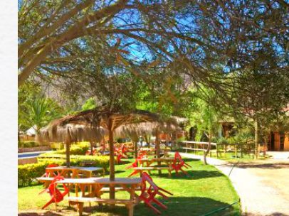 Zona de picnic con quinchos y mesas