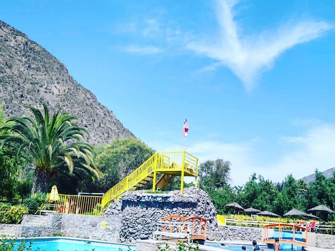 Piscinas de Riojana con la cordillera al fondo